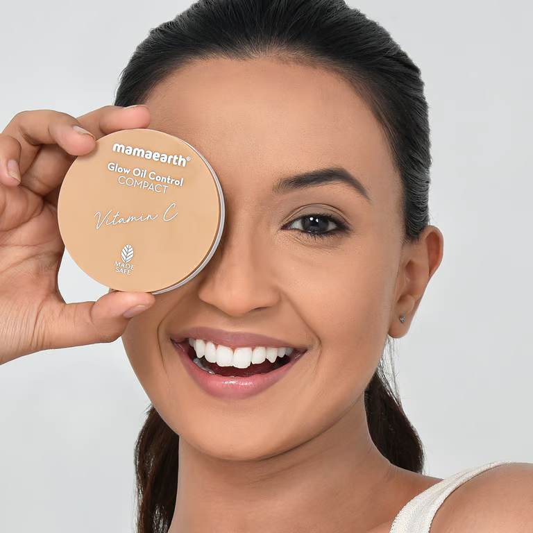 Mamaearth Glow Oil Control Compact With SPF 30 - 9g | Almond Glow